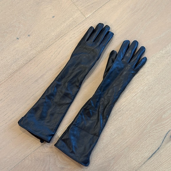 Size small, vegan leather winter gloves w/ screen fingers - Picture 2 of 4